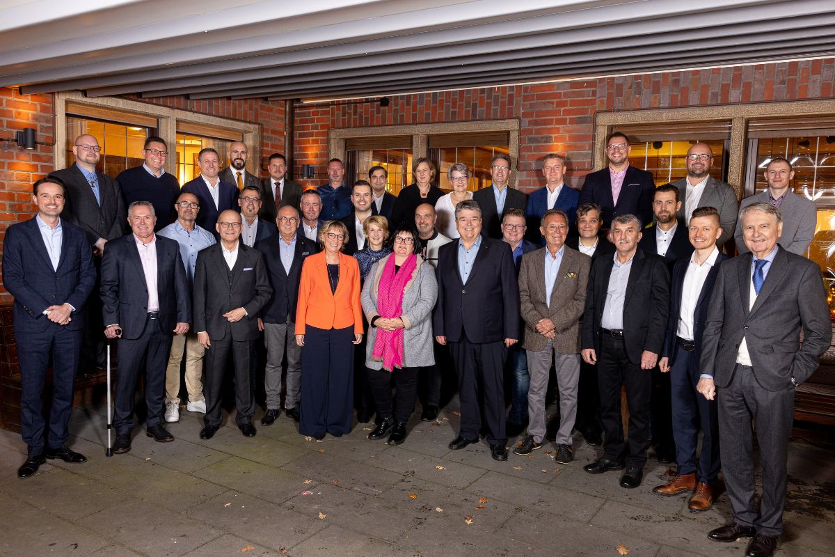 Traditionelles Gruppenfoto der Jubilare von 2024 vor dem Gasthof Berger in Bottrop-Kirchhellen.